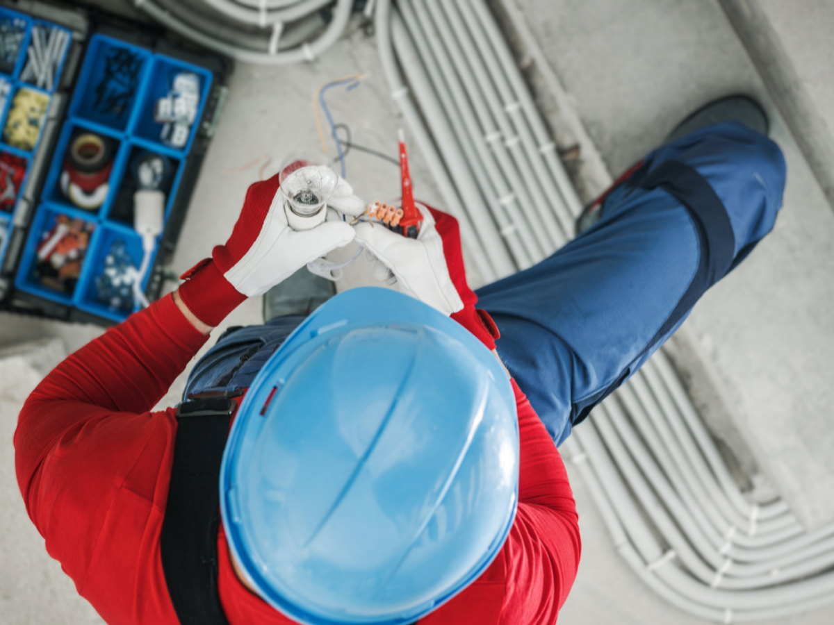 Commercial electrician repairing Miami business' electrical system